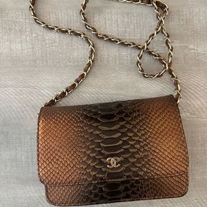 Never been used. Cross body bag. Condition new.